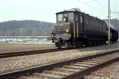 SBB, Lupfig (Birrfeld), Ae 4/7 10920 mit Autozug, AMAG Auslieferungszentrum Lupfig, Aufnahme 1966