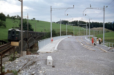 SBB, alte und neue Reussbrücke zwischen Oberrüti und Rotkreuz, Personenzug mit Re 4/4 I, Aufnahme 1971