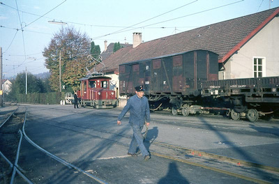 WSB Schöftland, Traktor, aufgebockte Güterwagen, 1966