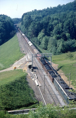 SBB, Bözberglinie oberhalb Villnachern, Güterzug mit Ae 6/6 11474 VEVEY, Aufnahme 1969