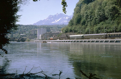 SBB, Fluhmühle, Reuss, Schnellzug mit Re 4/4 II grün und TEE, Aufnahme 1969