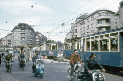 VBZ, Zürich-Schaffhauserplatz, mehrere Trams, Ce 2/2 1202 und 1257, Aufnahme 1957