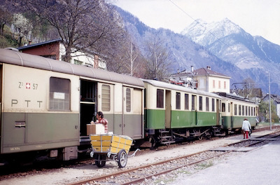 BA, Dongio, Personenzug mit zwei Triebwagen (ABe 4/4 4 oder 5 und ABDe 2/4 1, 2 oder 3) und Postwagen, Aufnahme 1973