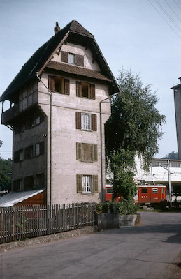 SBB Seetalbahn mit Turmhaus Lenzburg, 1969