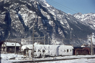 SBB Gotthardbahn, Erstfeld, eingeschneiter Wagen, Aufnahme 1968