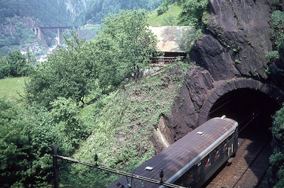SBB Gotthardbahn, Bristen Tunnel, im Hintergrund Kerstelenbachbrücke im Zustand vor 1969, Aufnahme 1967