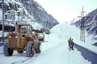 Göschenen, Schneeräumung Strasse und Bahn, 1968