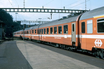 SBB, Bellinzona, internationaler Zug mit orangen RIC-Wagen, Aufnahme 1987