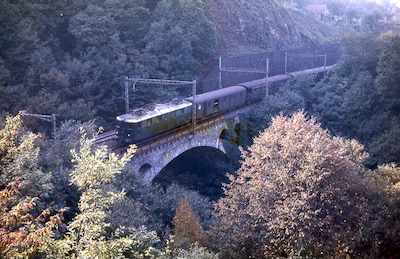 SBB, Strecke Bellinzona-Chiasso, Robosacco-Viadukt, Schnellzug mit Ae 4/6, Aufnahme 1970