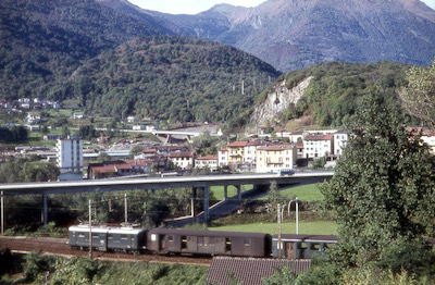 SBB, Strecke Bellinzona-Chiasso, Taverne, Schnellzug mit Re 4/4 I, Aufnahme 1970