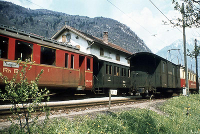 Bellinzona-Mesocco-Bahn, S. Vittore, RhB ABDe 4/4 452 und AB ABe 4/4 41, Aufnahme 1972