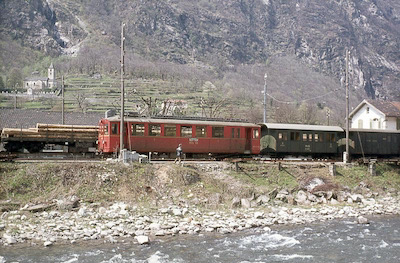Bellinzona-Mesocco-Bahn, Lostallo, Moësa, RhB ABDe 4/4, Rollschemel, Holztransport, Aufnahme 1972