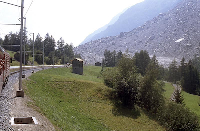 Brig-Visp-Zermatt-Bahn, Randa, Bergsturz, altes und neues Trasse, Aufnahme 1991