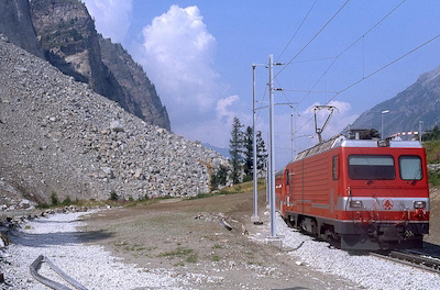 Brig-Visp-Zermatt-Bahn, Randa, Bergsturz, altes und neues Trasse, HGe 4/4 II, Aufnahme 1991