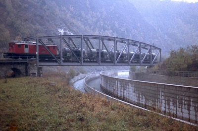 Furka-Oberalp-Bahn, Bitsch, Kesselwagenzug mit HGe 4/4, Auslauf vom SBB Kraftwerk Massaboden, Aufnahme 1971