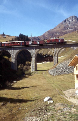 Furka-Oberalp-Bahn, Viadukt bei Dieni, Personenzug mit HGe 4/4, Aufnahme 1972