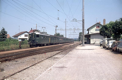 SBB, Station Courgenay, Schnellzug mit Re 4/4 I, Aufnahme 1975
