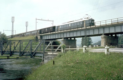 SBB, Wangen an der Aare, Kanalbrücke, Personenzug mit RBe 4/4, Aufnahme 1966