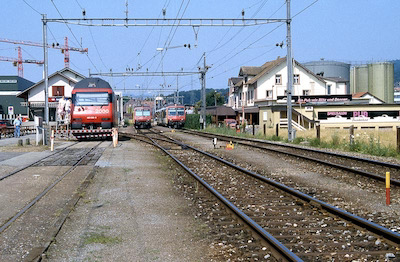 SBB, Station Safenwil, Re 460 025 und zwei NPZ, Aufnahme 1993