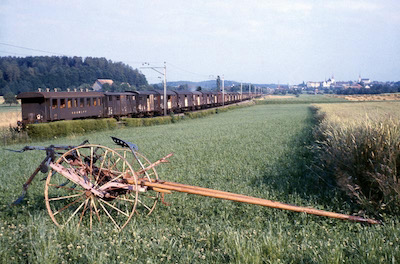 SBB, zwischen Boswil und Muri, im Hintergrund Muri, Güterzug, Aufnahme 1961