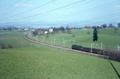 SBB, Buonas, im Hintergrund Zugersee, Personenzug mit Ae 3/6 II, Aufnahme 1966