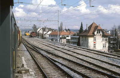 SBB, Zürich Oerlikon Nord, rechts neue Gleise der Flughafenlinie, Aufnahme 1980