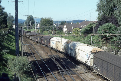 SBB, Gossau, Ausfahrt West, Güterzug, hinten Abzweigung nach Bischofszell, Aufnahme 1983