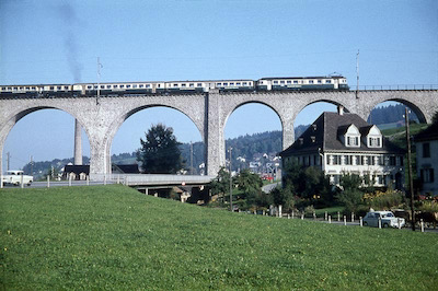 BT, Herisau, Glatttal-Viadukt, Pendelzug der SOB mit BDe 4/4 81 und WR 241 an erster Stelle, Aufnahme 1966
