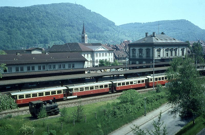 WB, Bahnhof Liestal, Personenzug mit BDe 4/4 (Serie 1-3), Dampflokdenkmal G 3/3 5 ”Thommen”, Aufnahme 1966