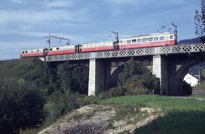 WB, Liestal Altmarkt, Frenkenbrücke, Personenzug mit BFe 4/4 1, Aufnahme 1965