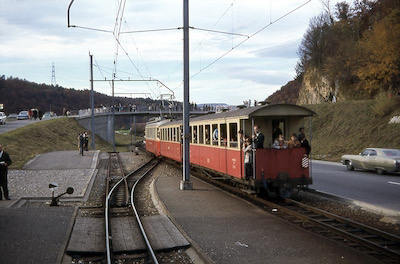 WB, Lampenberg-Ramlinsburg, Personenzug mit BDe 4/4 (Serie 1-3) am 90-Jahr-Jubiläum der WB, Aufnahme 1. Nov. 1970