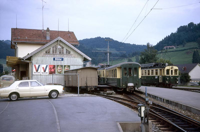 SGA, Bahnhof Bühler, Personenzug mit ABDeh 4/4 der Serie 6-8 (links) und Triebwagen ABDeh 4/4 3 (rechts), Aufnahme 1973