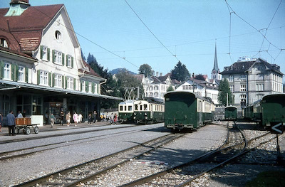 SGA, Bahnhof Gais, Triebwagen ABDeh 4/4 8 (links) und ABDeh 4/4 5 (Mitte) und Personenzug mit ABDeh 4/4 der Serie 1-5 (rechts), Aufnahme 1966