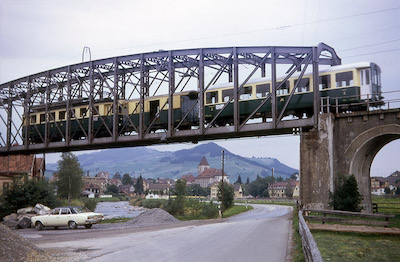 SGA, Appenzell, Brücke über Sitter und Strasse, Personenzug Richtung Bahnhof mit ABDeh 4/4 der Serie 1-5, Aufnahme 1973