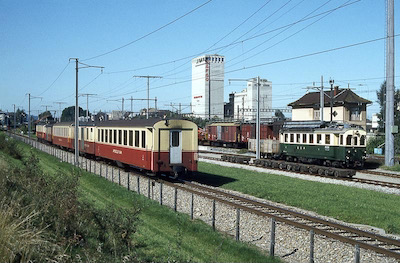 AB, Gossau, Personenzug mit ABe 4/4 Serie 40-43 (links), Rollböcke, Triebwagen ABDeh 4/4 4 der SGA, Aufnahme Apr. 1983